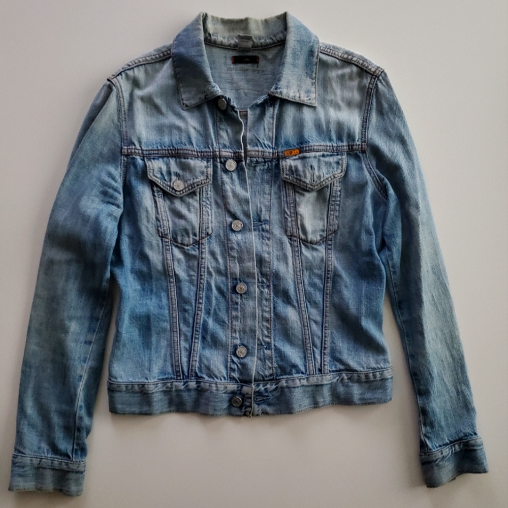 Certainly! Let's create an engaging description for your Men's Denim Jacket: - Picture 3 of 3